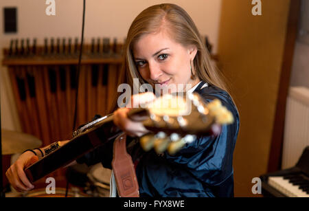 Hamburg, Deutschland. 28. April 2016. Musikerin Anna Guder posiert in ihrem Studio in Hamburg, Deutschland, 28. April 2016. Der Musiker aus Hamburg spielte Prince Song "Kiss" auf einen öffentlichen Zug erhielt das Video 70 Millionen Ansichten im Internet. Foto: AXEL HEIMKEN/Dpa/Alamy Live News Stockfoto