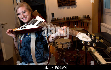 Hamburg, Deutschland. 28. April 2016. Musikerin Anna Guder posiert in ihrem Studio in Hamburg, Deutschland, 28. April 2016. Der Musiker aus Hamburg spielte Prince Song "Kiss" auf einen öffentlichen Zug erhielt das Video 70 Millionen Ansichten im Internet. Foto: AXEL HEIMKEN/Dpa/Alamy Live News Stockfoto