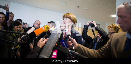 Düsseldorf, Deutschland. 29. April 2016. Henriette Reker, Bürgermeister von Köln, im Gespräch mit Journalisten vor dem Gerichtssaal des oberen Landgerichts in Düsseldorf, 29. April 2016. Reker ist ein Zeugen im Prozess gegen Frank S., die angegriffen und ihr mit einem Messer verletzt. Foto: ROLF VENNENBERND/Dpa/Alamy Live News Stockfoto