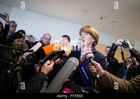 Düsseldorf, Deutschland. 29. April 2016. Henriette Reker, Bürgermeister von Köln, im Gespräch mit Journalisten vor dem Gerichtssaal des oberen Landgerichts in Düsseldorf, 29. April 2016. Reker ist ein Zeugen im Prozess gegen Frank S., die angegriffen und ihr mit einem Messer verletzt. Foto: ROLF VENNENBERND/Dpa/Alamy Live News Stockfoto