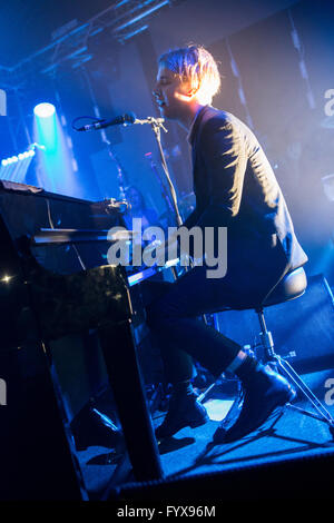 Mailand Italien. 28. April 2016. Der englische Singer-Songwriter TOM ODELL führt live auf der Bühne im Tunnel zu sein neues Album "Falschen Leuten" Credit: Rodolfo weitertransferiert/Alamy Live News Stockfoto