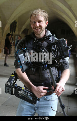 Halberstadt, Deutschland. 29. April 2016. US-amerikanischer Regisseur, Produzent und Autor William van Veranstaltung während der Produktion des US-amerikanischen Films "nach Walpurgisnacht' in der Liebfrauen-Kirche in Halberstadt, Deutschland, 29. April 2016. Der Thriller sollen bis November abgeschlossen sein. Foto: MATTHIAS BEIN/Dpa/Alamy Live News Stockfoto