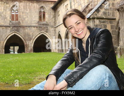 Halberstadt, Deutschland. 29. April 2016. Deutsche Schauspielerin Lisa Wietzorek während der Produktion des US-amerikanischen Films "nach Walpurgisnacht' in der Liebfrauen-Kirche in Halberstadt, Deutschland, 29. April 2016. Der Thriller sollen bis November abgeschlossen sein. Foto: MATTHIAS BEIN/Dpa/Alamy Live News Stockfoto