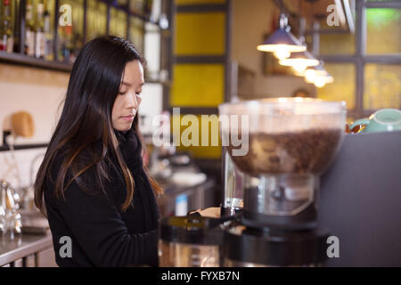 Menschen machen Kaffee im café Stockfoto