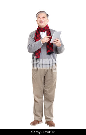 alten stehen asiatischer Mann in Pullover mit tablet Stockfoto