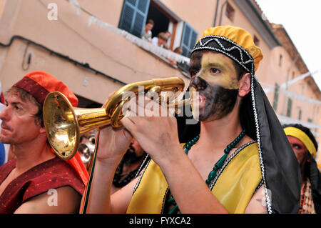 Fiesta Moros y Cristianos, Konflikt zwischen Mauren und Christen, Pollenca, Mallorca, Spanien / Trompete Stockfoto