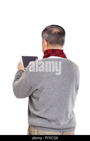 Porträt asiatischen Greis in Pullover und Schal mit tablet Stockfoto