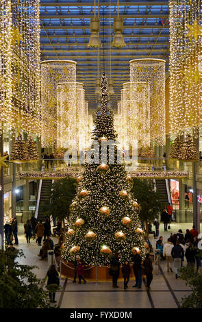 Shopping Center Potsdamer Platz Arkaden, dekoriert, Weihnachtsbaum, Weihnachten einkaufen, Potsdamer Platz, Tiergarten, Berlin, Deutschland / Potsdamer Platz Arkaden Stockfoto