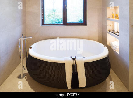 elegante Badewanne im modernen Badezimmer Stockfoto