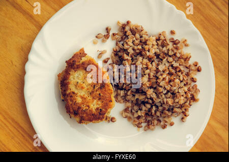 Wirtschaft-Essen. Frikadelle und Buchweizen Grütze Stockfoto