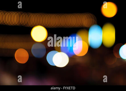 Bunte defokussierten Lichter in der Stadt bei Nacht Stockfoto
