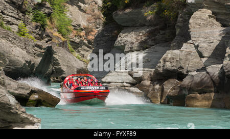 Gruppe von Touristen Jet Bootfahren auf dem Shotover River bei Arthurs Point, Queenstown, Südinsel Otago, Neuseeland. Stockfoto