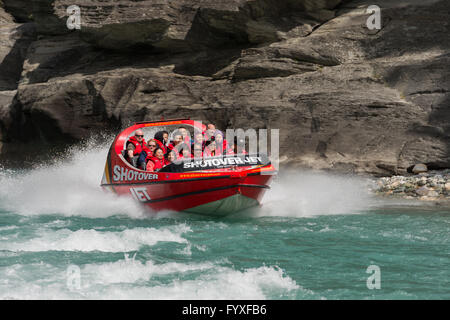 Gruppe von Touristen Jet Bootfahren auf dem Shotover River bei Arthurs Point, Queenstown, Südinsel Otago, Neuseeland. Stockfoto
