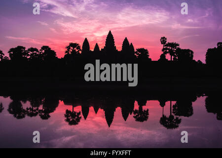 Angkor Wat Tempel zu dramatischen Sonnenaufgang reflektieren im Wasser Stockfoto