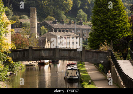 Großbritannien, England, Yorkshire, Calderdale, Hebden Bridge, Fußgängerbrücke über Rochdale Kanal an New Road Becken, Stockfoto