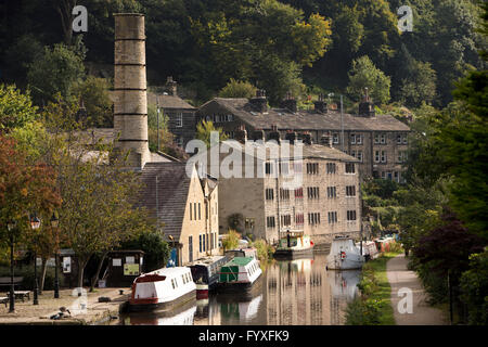 Großbritannien, England, Yorkshire, Calderdale, Hebden Bridge, Narroboats vertäut am Rochdale Kanal an New Road Becken, neben Canalside Mühle Stockfoto