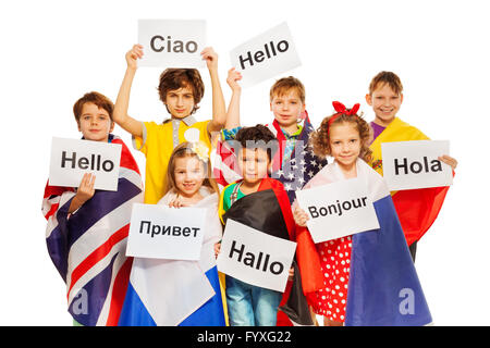 Kinder mit Gruß Schildern in verschiedenen Sprachen Stockfoto