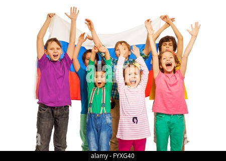 Sieben Kinder mit Flagge der Russischen Föderation hinter Stockfoto