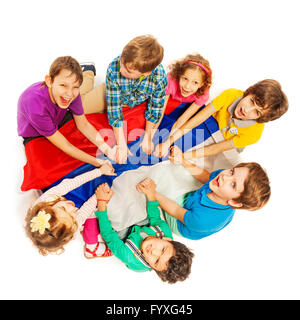 Glückliche Kinder sitzen in einem Kreis mit Flagge von Russland Stockfoto