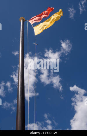 Rot-gelben Flaggen Strand. Im Wind wehen. Stockfoto