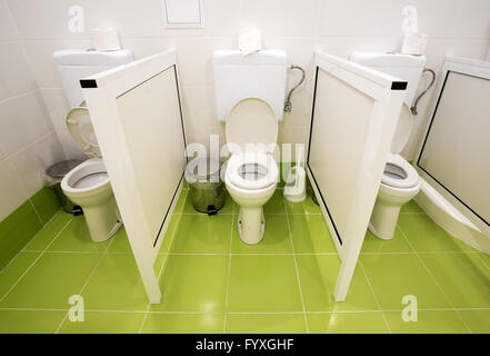 Kleinen Toiletten für Kinder in einem kindergarten Stockfoto