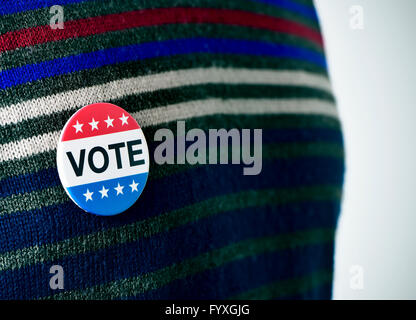 Nahaufnahme einer Abstimmung-Plakette für die Vereinigten Staaten Wahl merken in den Pullover eines jungen Mannes Stockfoto