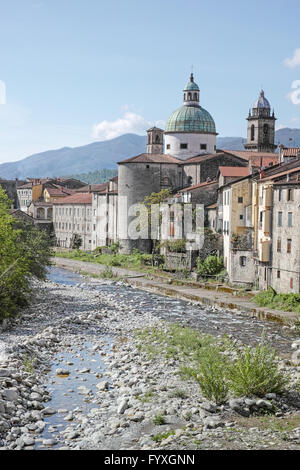 Pontremoli, Norden der Toskana, Italien. Blick entlang Fluss mit Kirche. Stockfoto