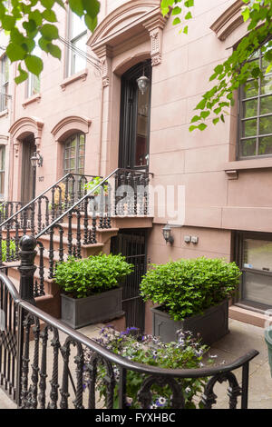 Amerikanische Anfang des 20. Jahrhunderts Brownstone Terrasse in Hoboken, New Jersey Stockfoto