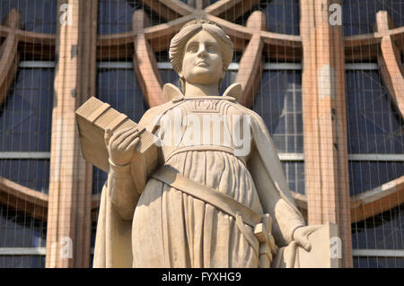 Statue der Justitia, Amtsgericht Wedding, Brunnenplatz, Gesundbrunnen, Mitte, Berlin, Deutschland / Justitita Stockfoto