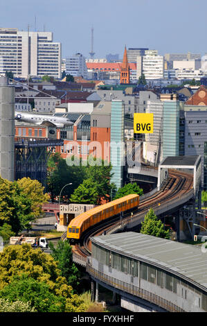 U1, u-Bahn, U-Bahn-Berlin, BVG, Schoneberger Ufer, Friedrichshain-Kreuzberg, Berlin / Schöneberger Ufer, Kreuzberg, erhöhte Eisenbahn, U-Bahnlinie 1, Berliner Verkehrsbetriebe Stockfoto