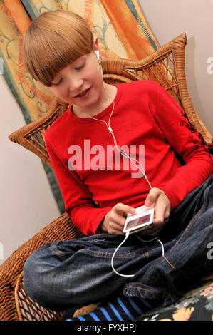 Junge, hören Musik, iPod, MP3-Player, Kopfhörer, 9 Jahre Stockfoto