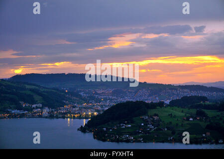 Vierwaldstättersee, Luzern, Zentralschweiz, Schweiz / Vierwaldstattersee, Vierwaldstättersee, Lake der vier Kantone bewaldet Stockfoto