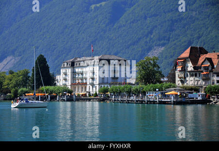 Hotel Waldstatterhof, Vierwaldstättersee, Brunnen, Kanton Schwyz, Schweiz / Vierwaldstattersee, Vierwaldstättersee, Lake der vier Kantone, Hotel Waldstätterhof bewaldet Stockfoto