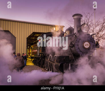 Santa Zug zieht sich aus Maschinenhaus in Nevada State Railroad Museum Stockfoto