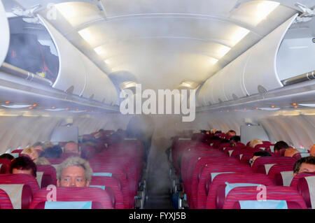 Dampf im Flugzeug, Qatar Airways / Klimaanlage Stockfoto