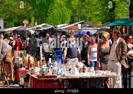 Flohmarkt, Straße des 17. Juni. Juni, Tiergarten, Berlin, Deutschland / Porzellan Stockfoto