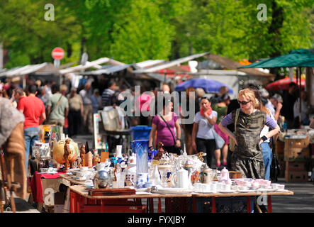 Flohmarkt, Straße des 17. Juni. Juni, Tiergarten, Berlin, Deutschland / Porzellan Stockfoto
