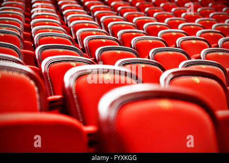 Reihen von leeren roten Samtsitze innerhalb eines Theaters Stockfoto