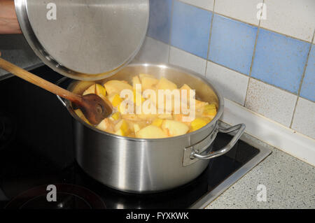 Cydonia, Quitte, Marmelade kochen Stockfoto