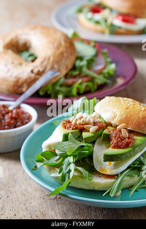 Frischen Bagel-Sandwiches auf Holztisch Stockfoto