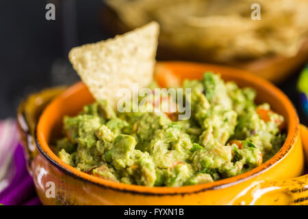 Frische hausgemachte Quacamole in die Schüssel. Stockfoto