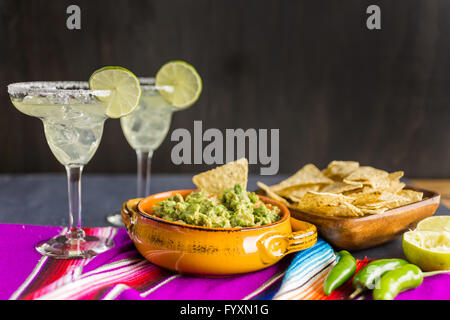 Frische hausgemachte Quacamole in die Schüssel. Stockfoto