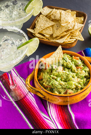 Frische hausgemachte Quacamole in die Schüssel. Stockfoto