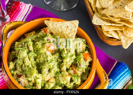 Frische hausgemachte Quacamole in die Schüssel. Stockfoto