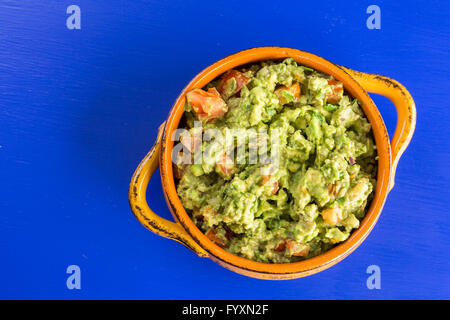 Frische hausgemachte Quacamole in die Schüssel. Stockfoto