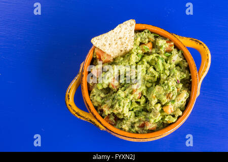 Frische hausgemachte Quacamole in die Schüssel. Stockfoto