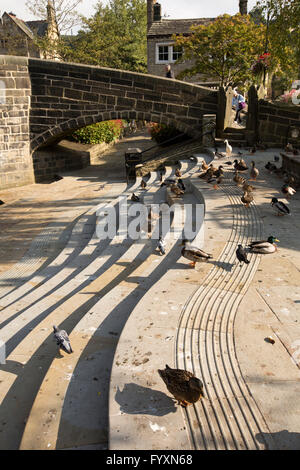 Großbritannien, England, Yorkshire, Calderdale, Hebden Bridge, wellige neue Schritte neben alten Lastesel Brücke Stockfoto