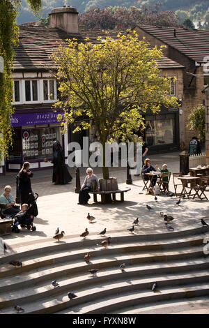 Großbritannien, England, Yorkshire, Calderdale, Hebden Bridge, Bridge Gate Besucher saßen am wellig Schritte neben alten Lastesel Brücke Stockfoto