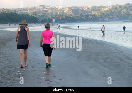 Am frühen Morgen Wanderer in Jimbaran Bay, Bali. Stockfoto