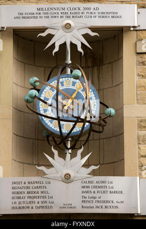 Großbritannien, England, Yorkshire, Calderdale, Hebden Bridge, St Georges Street, Millennium-Uhr Stockfoto